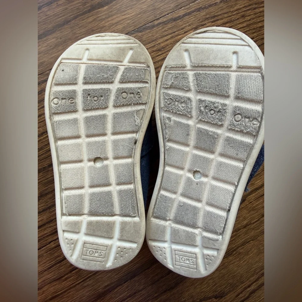 TOMS Kids Classic Dark Blue Canvas Shoes Size 6